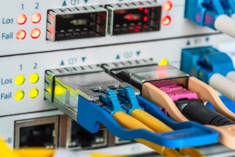 Técnicos instalando una red