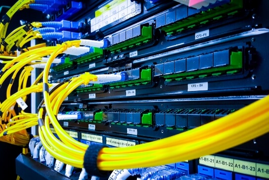 Cables de fibra óptica en un switch