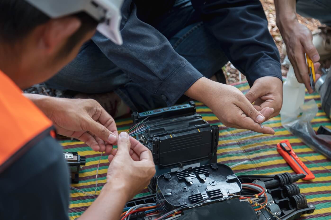 Trabajadores instalando nueva red